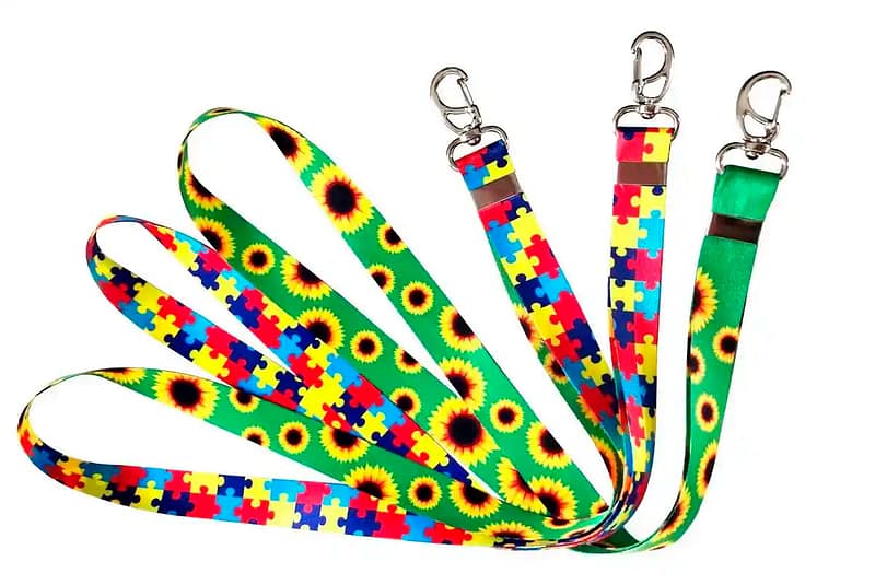 Cordões coloridos com girassol e autismo representando apoio à identificação de deficiência oculta